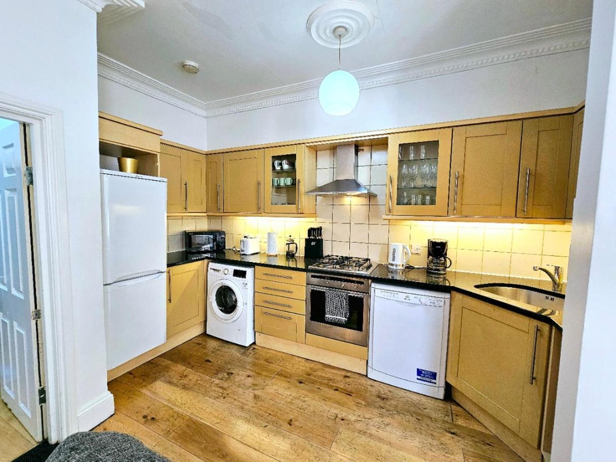 Spacious & Cosy 2 Bedroom Home Plus 2 Sofa-Beds With Private Entrance And Back Patio, 3 Min Walk To Earl'S Court Station Londres Exterior foto