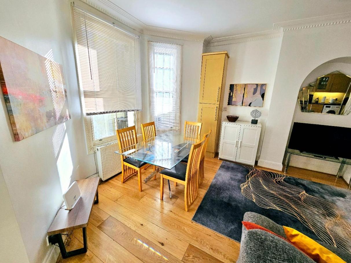 Spacious & Cosy 2 Bedroom Home Plus 2 Sofa-Beds With Private Entrance And Back Patio, 3 Min Walk To Earl'S Court Station Londres Exterior foto