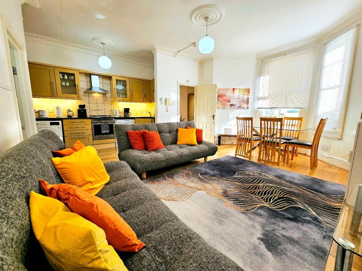 Spacious & Cosy 2 Bedroom Home Plus 2 Sofa-Beds With Private Entrance And Back Patio, 3 Min Walk To Earl'S Court Station Londres Exterior foto